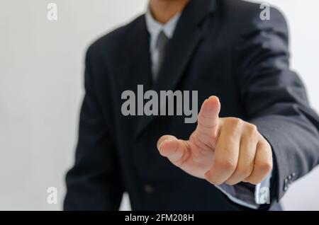 homme d'affaires portant un costume pointant des doigts devant. Banque D'Images