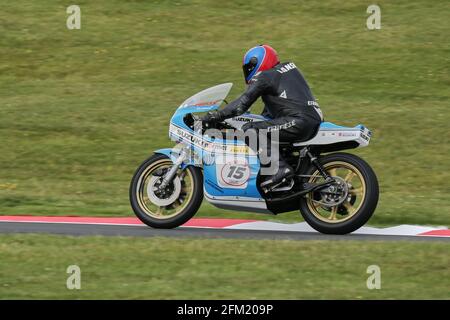 Teuvo Lansivuori s'approche du Gooseneck sur son Classic 3 Cylinder Suzuki 750 au Cadwell Park International Classic en juillet 2015 Banque D'Images