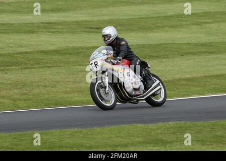 Jim Redman MBE sur une Honda CR750 1972 approche du Col de cygne au Cadwell Park International Classic en juillet 2015 Banque D'Images