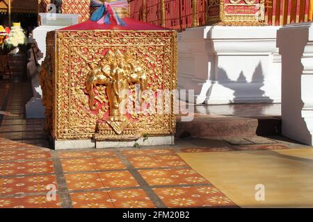 dans un temple bouddhiste (wat doi suthep) à chiang mai en thaïlande Banque D'Images