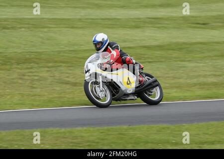 Phil Odlin sur le Mike Hailwood Replica 500cc Honda RC181 Approxes le Gooseneck au Cadwell Park International Classic in Juillet 2015 Banque D'Images