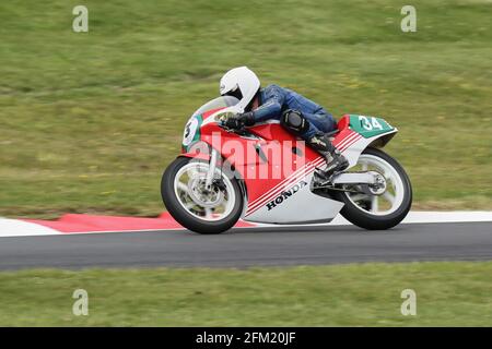 Mick Wilcox sur la Honda RS 250 approchent le Gooseneck Au Cadwell Park International Classic en juillet 2015 Banque D'Images