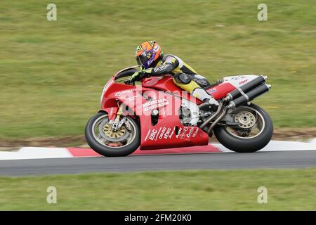 Ian Simpson Honda RVF750 RC45 s'approche du col de cygne au Cadwell Park International Classic en juillet 2015 Banque D'Images