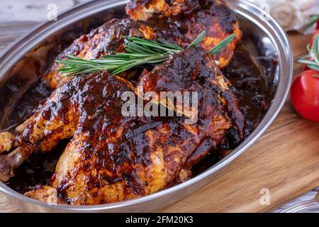 poulet cacciatore plat traditionnel italien avec une délicieuse tomate, vigne rouge, sauce aux herbes à l'ail Banque D'Images