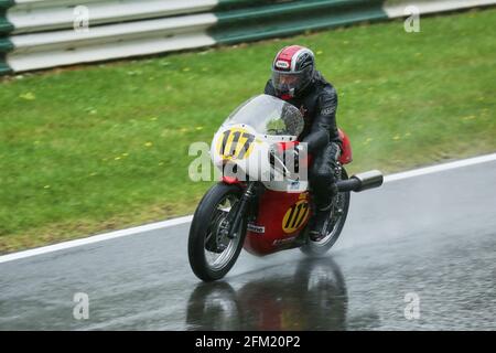 John Fawcett s'écourge sous la pluie à bord du Seeley 500 cc G50 au Cadwell Park International Classic en juillet 2015 Banque D'Images