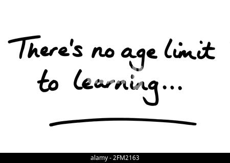 Theres aucune limite d'âge à l'apprentissage… manuscrit sur fond blanc. Banque D'Images