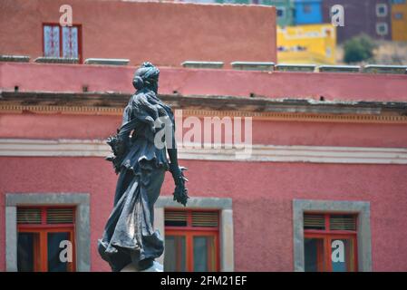 Vue panoramique sur le Monumento a la Paz, une sculpture en bronze de Jesús Contreras avec une carrière et une base en marbre sur la Plaza de la Paz, Guanajuato Mexique. Banque D'Images