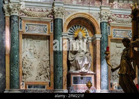 La colonne de l'Immaculée conception, est un monument du XIXe siècle représentant la Sainte Vierge Marie, située sur la Piazza Mignanelli et la Piazza Banque D'Images