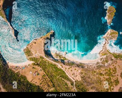 Vue aérienne de la plage avec l'océan bleu à Nusa Penida. Vue de drone Banque D'Images