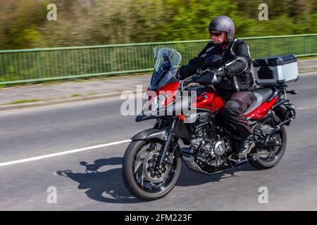 Suzuki V-Strom 650 pilote de moto ; transport à deux roues, motos, véhicule sur les routes britanniques, motos, motocyclistes motocyclistes motorisés à Manchester, Royaume-Uni Banque D'Images