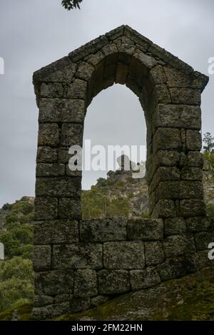 Ancien bâtiment en pierre de ruine recouvert de mousse près de la chapelle de Sao Pedro avec arbres et paysage de rochers à Monsanto, Portugal Banque D'Images