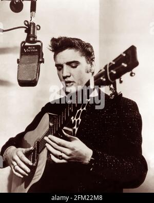 Elvis Presley à RCA Victor Studio A (alias Studio 1) à New York le 1er décembre 1955 avec une guitare empruntée et un microphone RCA 44A vintage. (ÉTATS-UNIS) Banque D'Images