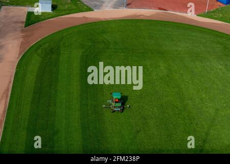 Berne, Suisse - 26 avril 2021 : une balade sur une tondeuse à gazon taillée sur un terrain de football Banque D'Images