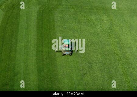 Berne, Suisse - 26 avril 2021 : une balade sur une tondeuse à gazon taillée sur un terrain de football Banque D'Images