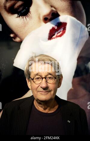 Le photographe de mode de classe mondiale Helmut Newton debout par un De ses estampes "Belluci" sur le spectacle de Mayfair.12 septembre 2002 photo Andy Paradise Banque D'Images