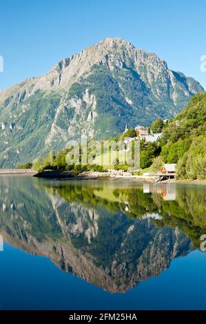 Le lac et le barrage du Verney Allemont près de la ville, l'Isère (38), Auvergne-Rhone-Alpes, France Banque D'Images