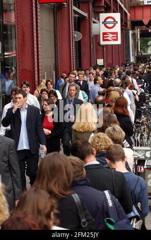 La file d'autobus à l'extérieur de la gare de Waterloo à 9 ceci Matin.18 juillet 2002 photo Andy Paradise Banque D'Images