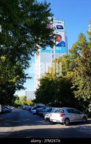 POZNAN, POLOGNE - 06 septembre 2013 : voitures garées par un grand immeuble d'appartements par une journée ensoleillée Banque D'Images