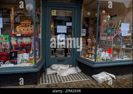 Old Amersham, Buckinghamshire, Royaume-Uni. 22 février 2021. Le Premier ministre Boris Johnson a établi aujourd'hui la feuille de route pour l'Angleterre qui sort du confinement de Covid-19. Pendant ce temps, Old Amersham reste très calme car les gens tiennent compte des conseils de verrouillage de Covid-19 du gouvernement pour rester à la maison. Crédit : Maureen McLean/Alay Banque D'Images