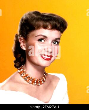 DEBBIE REYNOLDS (1932-2016) actrice et chanteuse américaine vers 1955