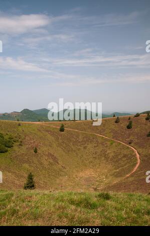 Compte tenu de la partie arrondie cratère de volcan éteint Puy Pariou avec sentiers de randonnée, le Parc Naturel Régional des Volcans d'Auvergne, Puy-de-Dôme (63), France. Banque D'Images