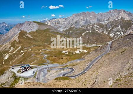 Route pittoresque D902 du Col du Galibier (2642m) vers Valloire, Savoie (73), région Auvergne-Rhône-Alpes, France. C'est souvent le point le plus élevé du Banque D'Images