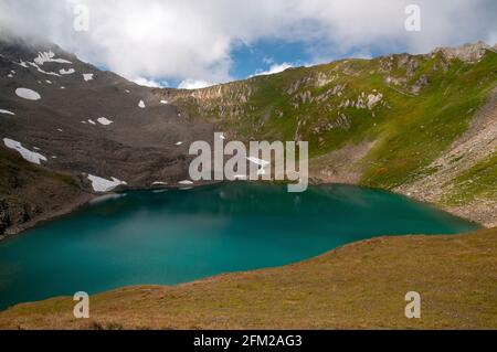 Lac noir (lac Noir), l'un des 5 lacs de Forclaz, massif du Beaufortain, Savoie (73), Auvergne-Rhône-Alpes, France Banque D'Images