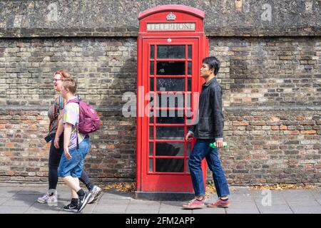 La boîte téléphonique rouge, une borne téléphonique pour un téléphone public, est une vue familière dans les rues du Royaume-Uni.Cambridge, Royaume-Uni, le 1er août 2019. Banque D'Images