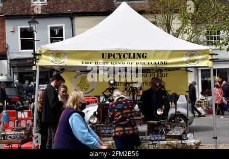 Upcycling stall à Brocante (brocante) Market, Broad Street, Alresford, Hampshire, Royaume-Uni. 03.05.2021. Banque D'Images