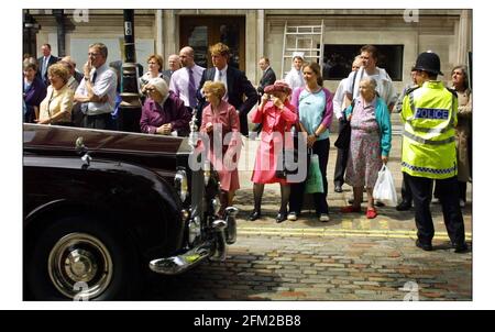 Une vague d'excitation traverse le croud en attente La Reine en route pour un service à Westminster Abbaye pour commémorer le 50ème anniversaire de son Coronation.pic David Sandison 2/5/2003 Banque D'Images