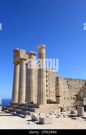 Piliers du temple dorique d'Athena Lindia à l'Acropole de Lindos, Rhodes, Grèce Banque D'Images