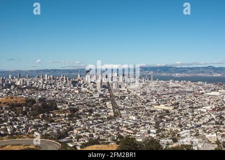 Vue sur la ville depuis la baie de San Francisco depuis les célèbres Twin Peaks, Californie - États-Unis d'Amérique alias États-Unis vue panoramique sur les gratte-ciel de San Francisco Banque D'Images