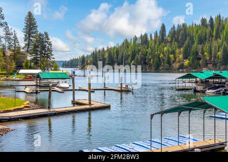 Une petite baie de maisons au bord de l'eau contenant une petite marina avec des quais et des glissades de bateaux à Rockford Bay à coeur d'Alene, Idaho États-Unis Banque D'Images