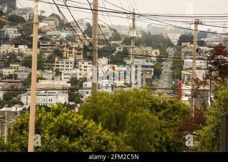 Photo panoramique du drapeau arc-en-ciel dans le quartier de Castro, San Francisco - Etats-Unis d'Amérique alias USA Banque D'Images