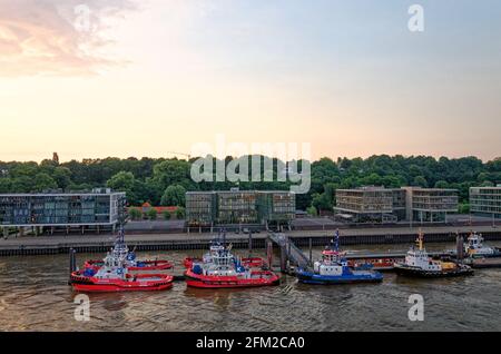 Remorqueurs au coucher du soleil sur l'Elbe à Hafencité, Hambourg, Allemagne - 5 juillet 2012 Banque D'Images