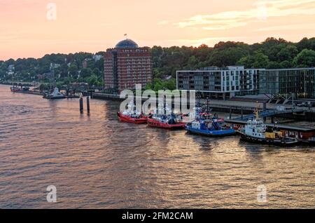 Remorqueurs au coucher du soleil sur l'Elbe à Hafencité, Hambourg, Allemagne - 5 juillet 2012 Banque D'Images