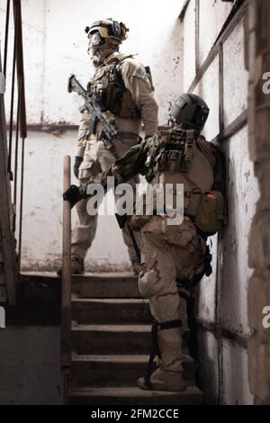 deux gars en uniforme militaire américain se tiennent sur les escaliers, jeu de sport airsoft, simulation de forces militaires Banque D'Images