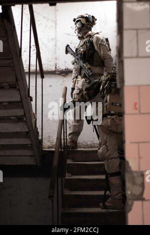 deux gars en uniforme militaire américain se tiennent sur les escaliers, jeu de sport airsoft, simulation de forces militaires Banque D'Images