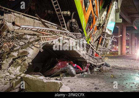 Mexiko Stadt, Mexique. 04e mai 2021. Une voiture se trouve sous des débris après qu'une section d'un pont sur la ligne de métro 12 s'effondre à Mexico. Deux wagons tombent dans une rue animée. Credit: Jair Cabrera Torres/dpa/Alay Live News Banque D'Images