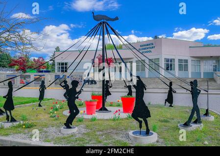 The Maypole Dance, sculpture de Deb Linton., Naramata Elementary School, Naramata, Okanagan Valley, Colombie-Britannique, Canada Banque D'Images