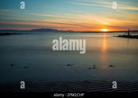 Un magnifique coucher de soleil derrière l'île d'Arran, vue depuis Irvine dans le nord de l'Ayrshire, en Écosse. Banque D'Images