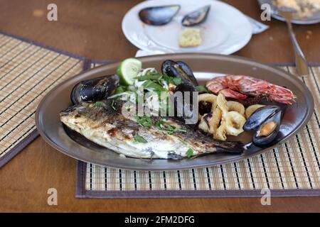 Mélangez une assiette de poisson dans un restaurant de fruits de mer Banque D'Images