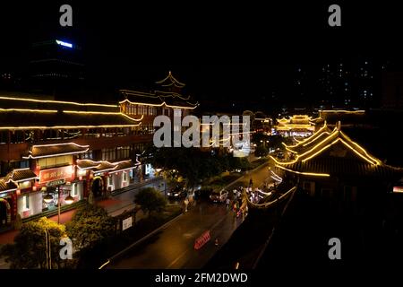 Chengdu, Chine la nuit, vue sur la vieille ville Banque D'Images