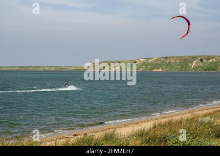 Homme kite surf (kite-board) dans le lac de sel (Tuz golu) près de la plage de Kefalos dans l'île de Gokceada (Imbros), Canakkale, Turquie Banque D'Images