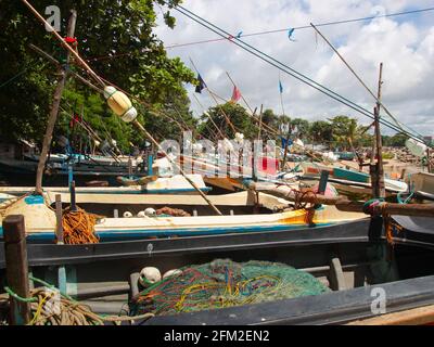 Les bateaux de pêche sont emballés dans un port, un enchevêtrement de navires de gréement. À Galle, Sri Lanka. Banque D'Images