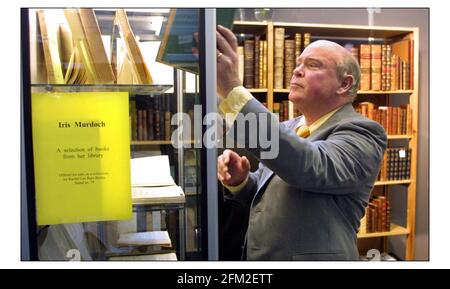 La foire du livre Antiquarian....UNE collection de livres appartenant à Iris Murdoch avec des notes écrites par elle-même sont en vente par Rachel Lee rare books à la foire du livre qui a eu lieu dans le hall d'exposition Olympia 2 à Londres, du jeudi 5 juin au dimanche 8 juin.pic David Sandison 5/6/2003 Banque D'Images