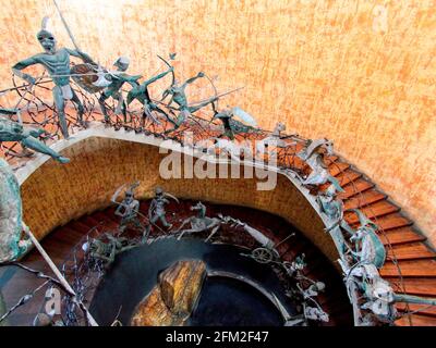 Célèbre escalier en cuivre et bronze en spirale par Laki Senanayake, intitulé bataille de Randeniwela. À la jetée du célèbre architecte Geoffrey Bawa Banque D'Images