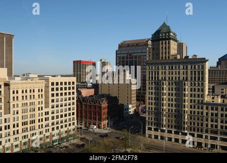 Les bâtiments du centre-ville de Dayton sont illuminée le matin. Vue depuis le Crown Plaza Hotel, Dayton, Ohio, États-Unis. Banque D'Images