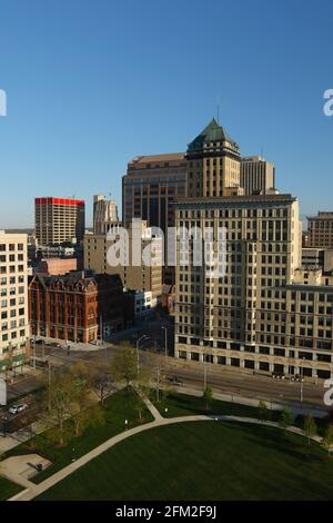 Les bâtiments du centre-ville de Dayton sont illuminée le matin. Vue depuis le Crown Plaza Hotel, Dayton, Ohio, États-Unis. Banque D'Images