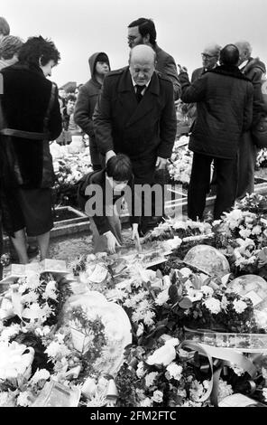 Photo du dossier datée du 07/05/1981, de Gerald Sands, âgé de sept ans, plaçant une couronne sur la tombe de son père Bobby Sands pendant le service d'enterrement au cimetière de Milltown à Belfast. La mort du prisonnier de l'IRA Bobby Sands il y a 40 ans cette semaine, suivie par neuf autres républicains lors d'une grève de la faim à la prison de Maze à Co Antrim, a déclenché des troubles civils importants dans toute l'Irlande du Nord. Date de publication : le mercredi 5 mai 2021. Banque D'Images